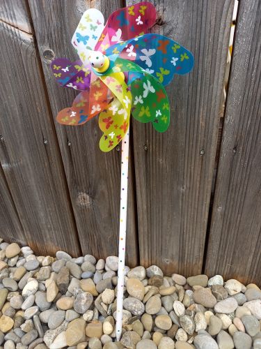 Windrad * 17 cm * Holzstil und -kugel handbemalt * Gartenstecker * Kinder * Deko * Regenbogen * Schmetterlinge